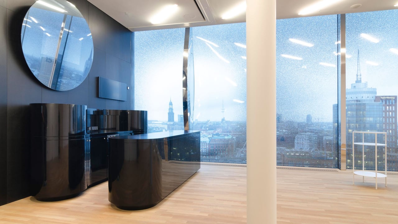 Kleine-schwarze-Theke-gefertigt-von-Hasenkopf-im-Inneren-der-Elbphilharmonie-Hamburg-mit-Aussicht-auf-die-Stadt