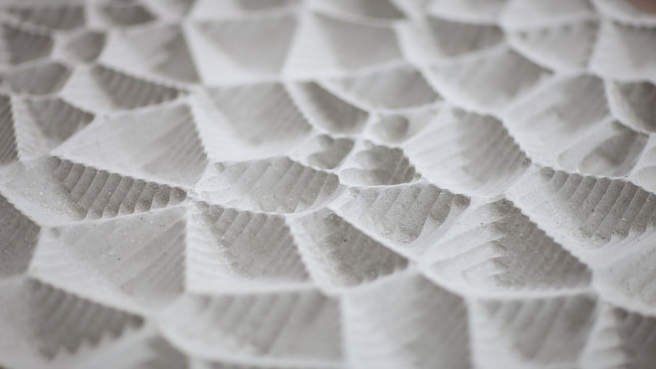 Nahaufnahme-der-muschelfoermigen-Vertiefungen-in-der-weißen-Haut-des-Konzertsaals-Elbphilharmonie-Hamburg-aus-GIFAtec