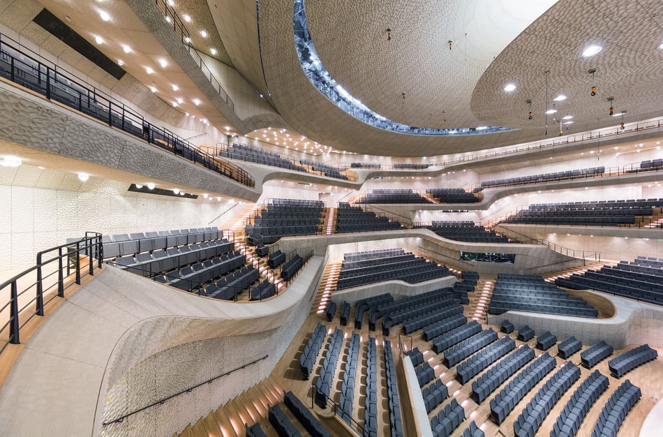 Hasenkopf-Projekt-Elbphilharmonie-Konzertsaal-mit-schwarzen-Stuehlen