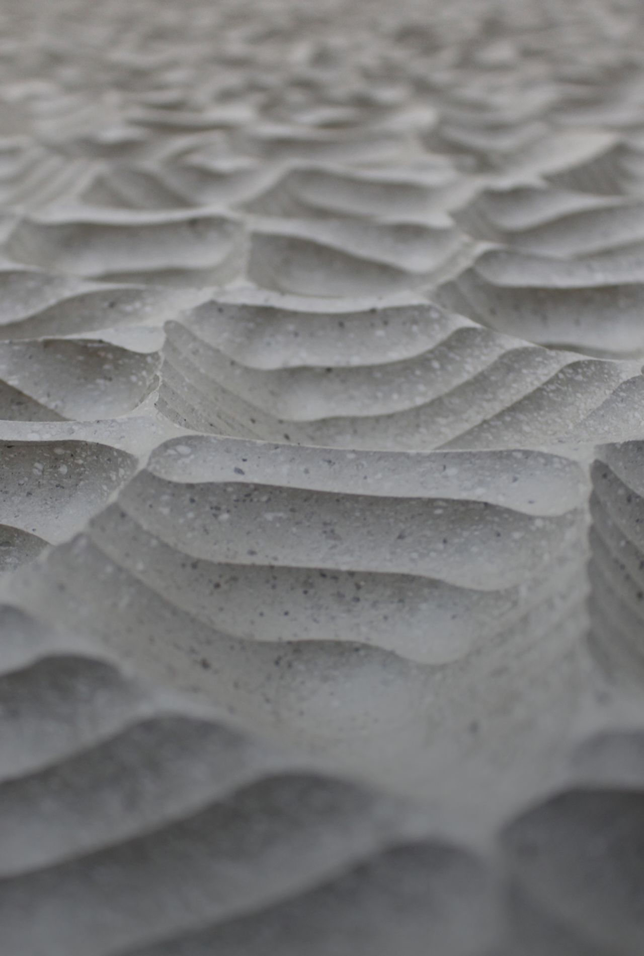 Kunst-Kultur-Wandverkleidungen-Akustikpaneele-in-grau