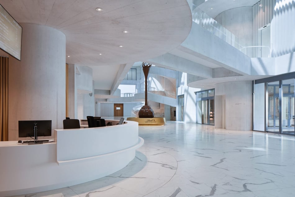 Lindt-Home-of-Chocolate-Empfangstheke-Rund-Mineralwerkstoff