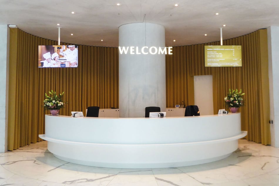 Lindt-Home-of-Chocolate-Empfangstheke-Rund-weiß