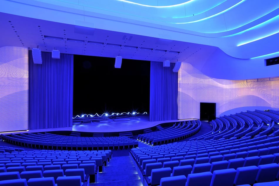 Hasenkopf-Konzertsaal-Taschkent-mit-blauer-Beleuchtung-Sitzgelegenheiten-und-Buehne