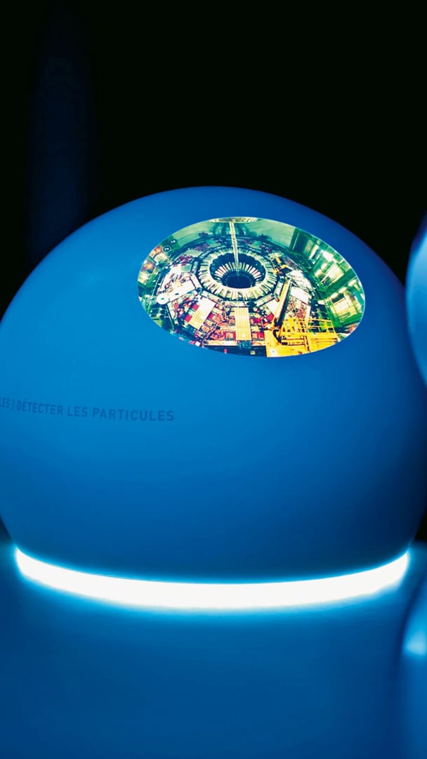 Nahaufnahme eines projizierten CERN-Detektorbildes auf eine strahlende Kugel im immersiven Ausstellungsraum Nahaufnahme eines projizierten CERN-Detektorbildes auf eine strahlende Kugel im immersiven Ausstellungsraum