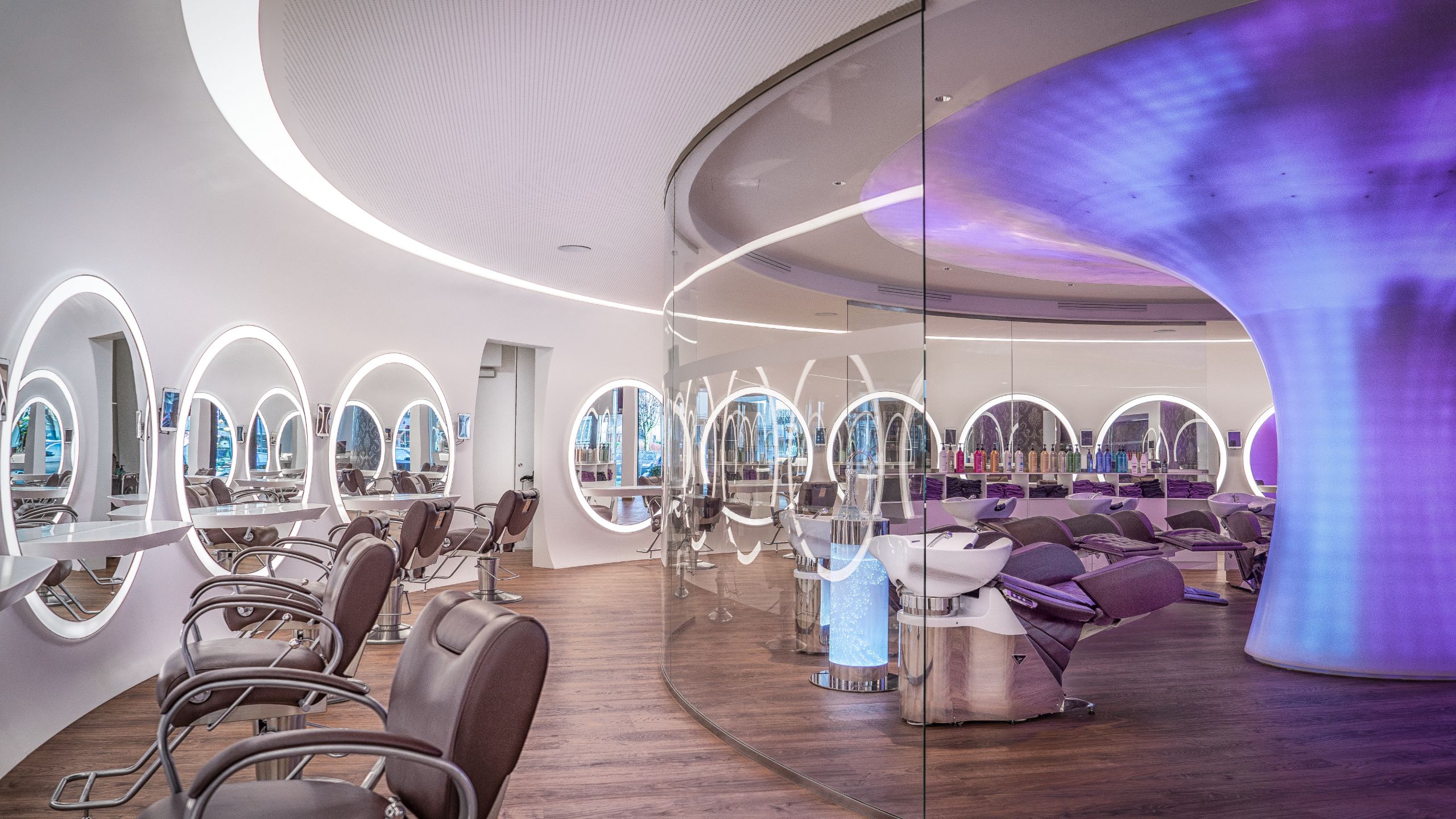 runde-LED-spiegel-für-friseur-und-beautysalon