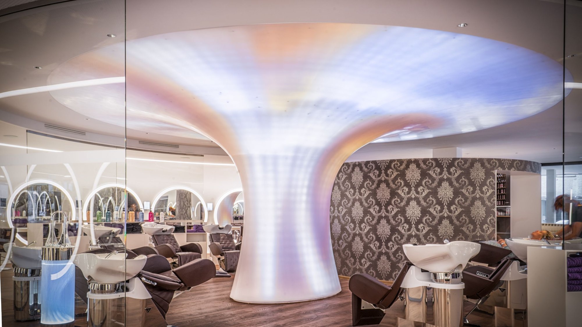 Beauty-Salon Egger³ in Lustenau: futuristische Corian-Theke trifft zukunftsweisende Eleganz und Raumharmonie Beauty-Salon Egger³ in Lustenau: futuristische Corian-Theke trifft zukunftsweisende Eleganz und Raumharmonie