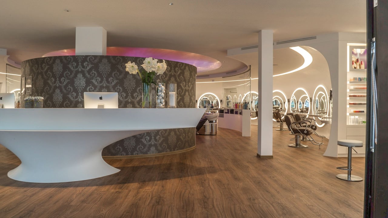 Beauty-Salon Egger³ in Lustenau: futuristische Corian-Theke trifft zukunftsweisende Eleganz und Raumharmonie