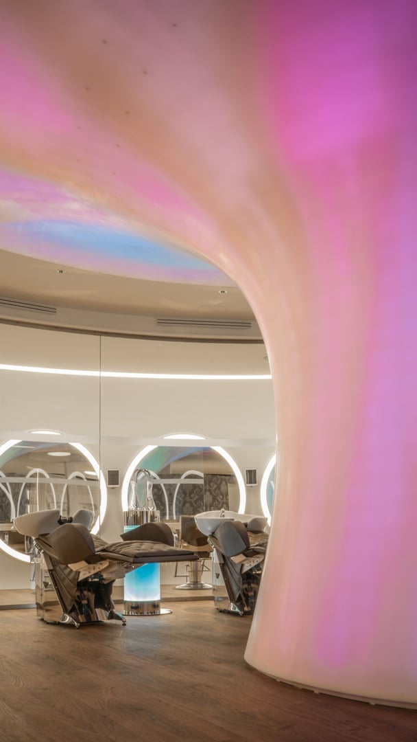 Harmonisches Raumkonzept im Egger³ Salon: runde Spiegel-LED-Elemente verleihen dem Interior filigrane Eleganz Harmonisches Raumkonzept im Egger³ Salon: runde Spiegel-LED-Elemente verleihen dem Interior filigrane Eleganz