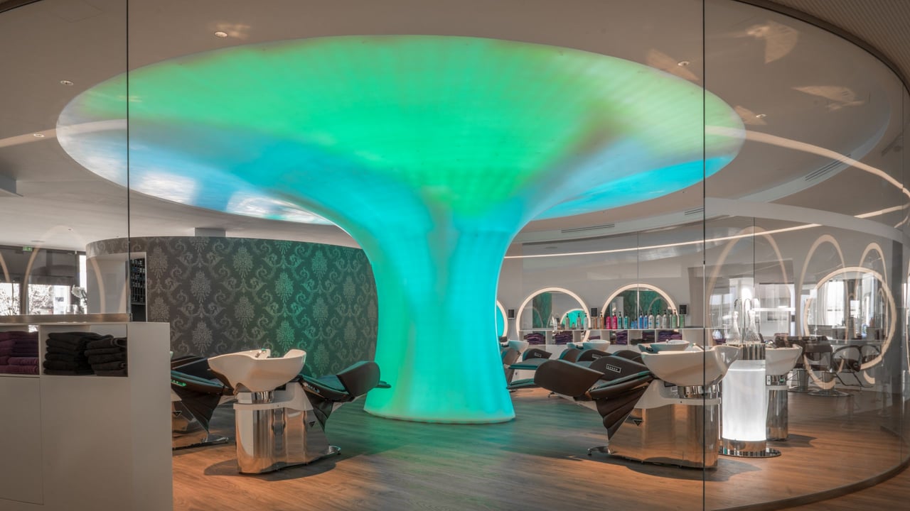 Im salon Egger³ erzeugt der asymmetrische Lichtpilz aus Himacs® Opal ein ätherisches Spiel aus Form und Licht