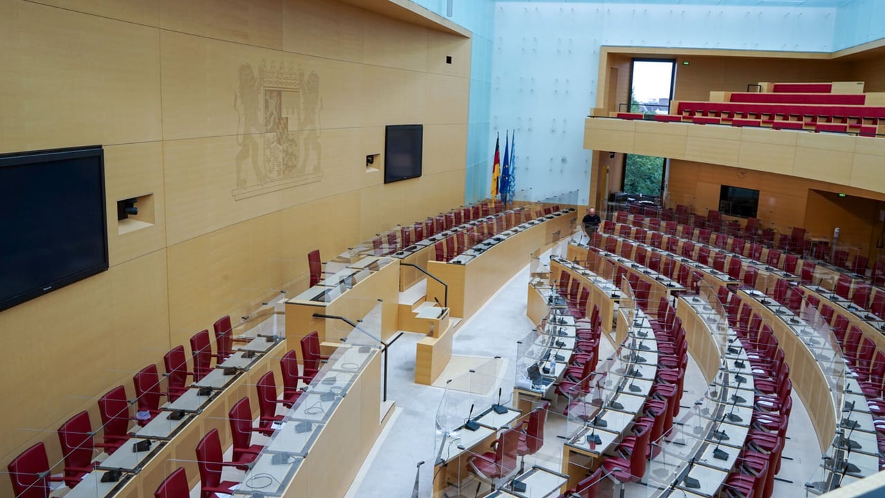 Plenarsaal des Bayerischen Landtags mit Corona-Schutztrennwänden aus Acrylglas – moderne Hygienelösung im Einsatz