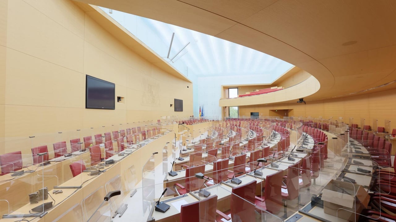 Plenarsaal des Bayerischen Landtags: transparente Trennwände aus Acrylglas als hygienischer Coronaschutz