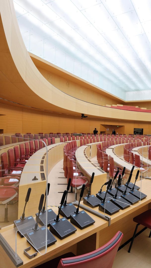 Akustik-Detail im Bayerischen Landtag: Mikrofontechnik und transparente Corona-Schutz-Trennwände aus Acrylglas Akustik-Detail im Bayerischen Landtag: Mikrofontechnik und transparente Corona-Schutz-Trennwände aus Acrylglas