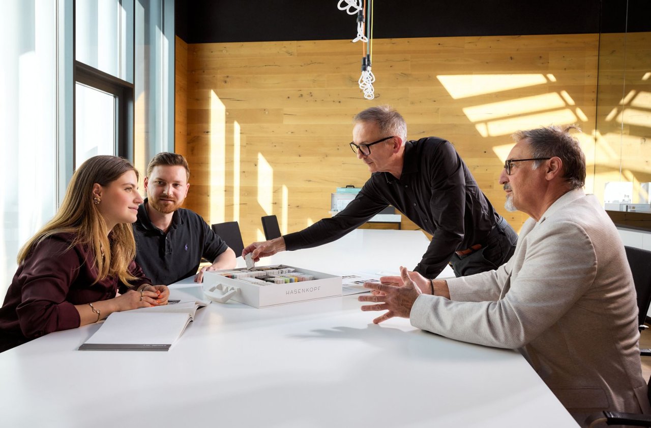 Hasenkopf-Entwicklungspartner-im-Meetingraum