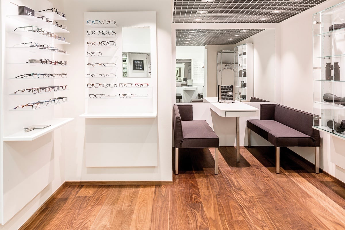 Innenansicht-optiker-einrichtung-regalsystem-in-weiß