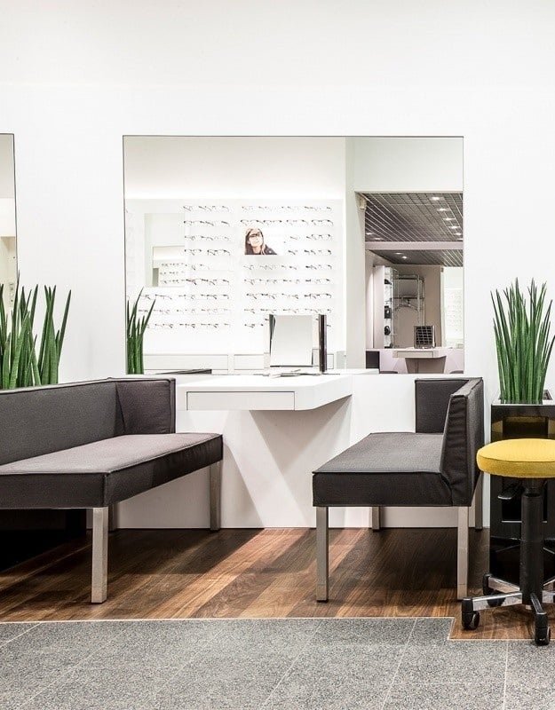 Hasenkopf-Hi-Macs-Ladenbau-sitzgelegenheit