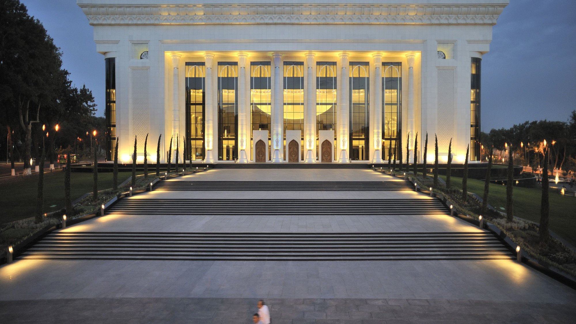 Beleuchtete-Aussenansicht-des-Hauptgebaeudes-vom-Forum-Usbekistan-im-klassischen-Stil-mit-Saeulen-am-Abend Beleuchtete-Aussenansicht-des-Hauptgebaeudes-vom-Forum-Usbekistan-im-klassischen-Stil-mit-Saeulen-am-Abend