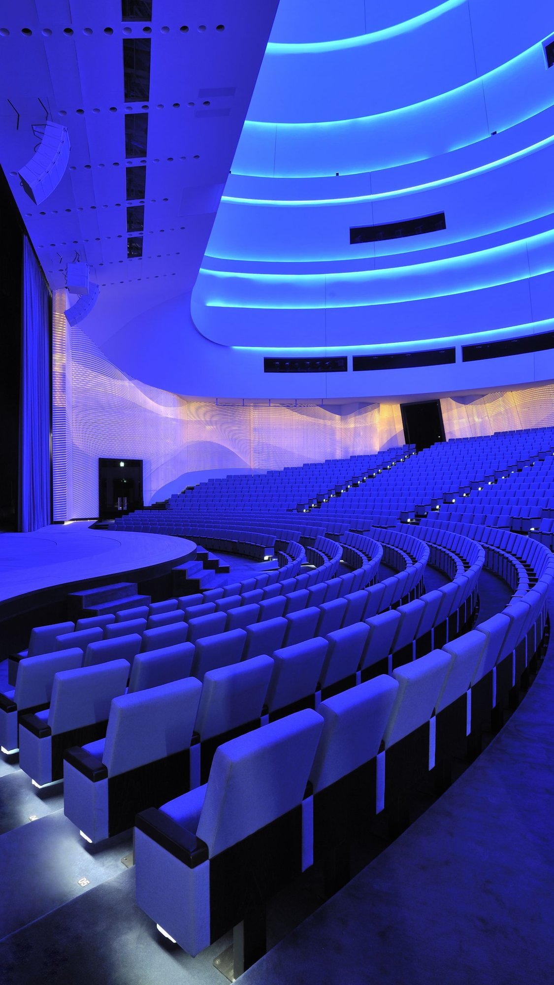 Hochformat-der-Innenansicht-des-Konzertsaals-im-Forum-Usbekistan-in-strahlendem-Blau-mit-Corian-Akustikpaneelen Hochformat-der-Innenansicht-des-Konzertsaals-im-Forum-Usbekistan-in-strahlendem-Blau-mit-Corian-Akustikpaneelen