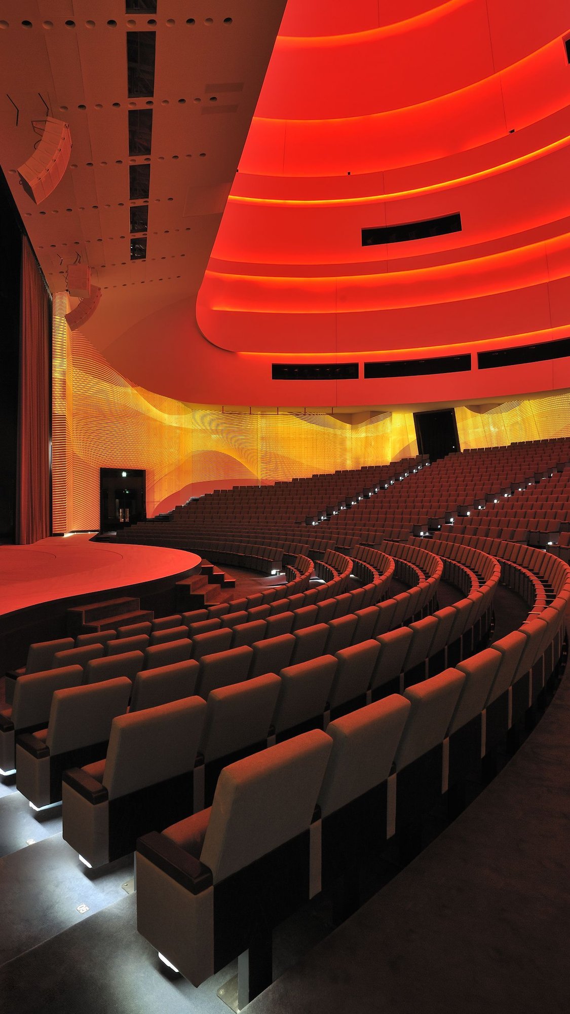 Innenansicht-des-Konzertsaals-im-Forum-Usbekistan-in-Rot-mit-Corian-Akustikpaneelen Innenansicht-des-Konzertsaals-im-Forum-Usbekistan-in-Rot-mit-Corian-Akustikpaneelen