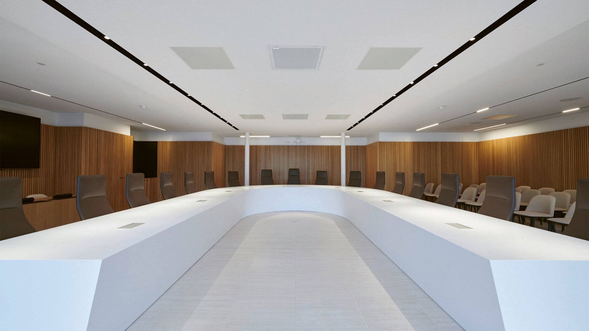 Eleganter U-förmiger Konferenztisch aus Corian im Salle du Conseil des Mamer Schlass mit Nussbaumwänden Eleganter U-förmiger Konferenztisch aus Corian im Salle du Conseil des Mamer Schlass mit Nussbaumwänden