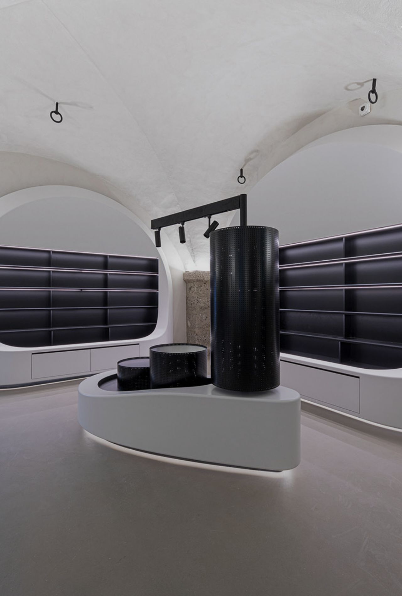 dekorative-schwarze-Wandelemente-mit-Regalen-aus-Mineralwerkstoff