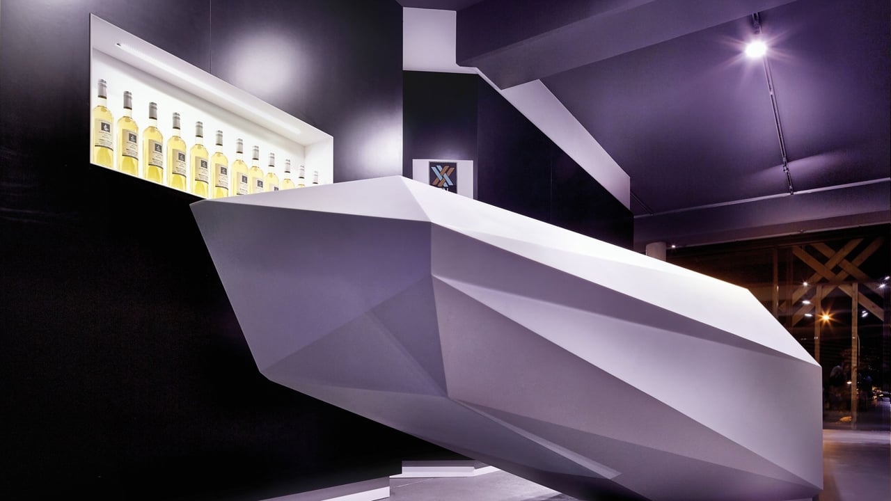 Detailaufnahme der kubistischen Corian-Theke in der Vinothek Weinkorb mit präziser Dreieckstopographie