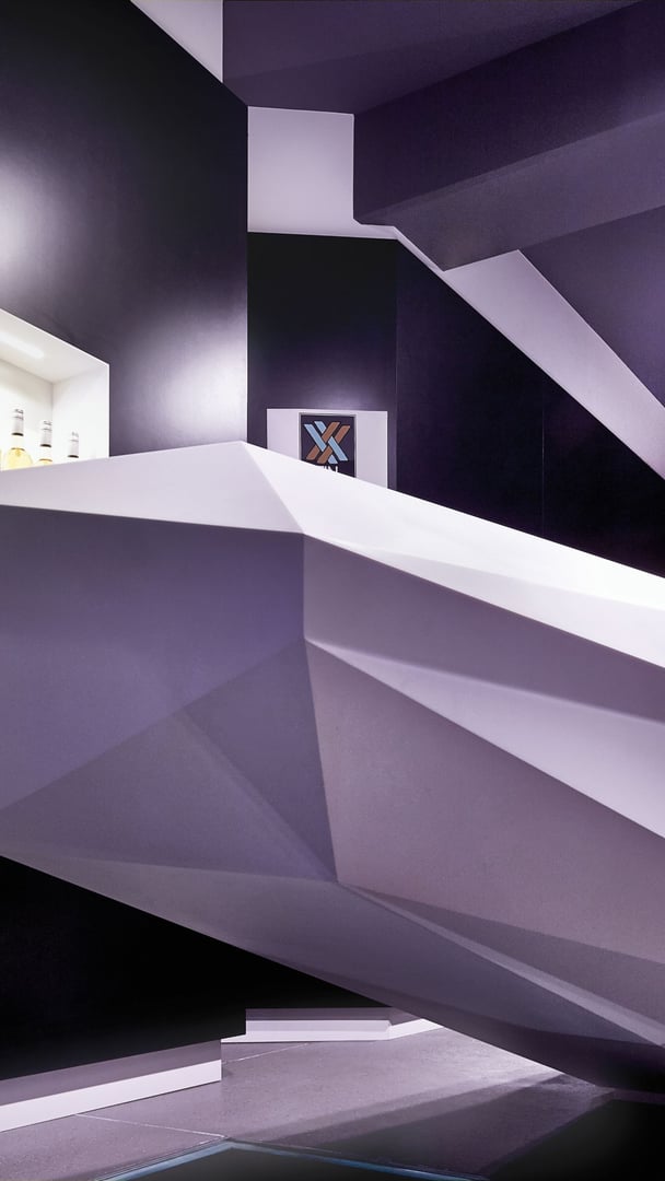 Detailaufnahme der kubistischen Corian-Theke in der Vinothek Weinkorb mit präziser Dreieckstopographie Detailaufnahme der kubistischen Corian-Theke in der Vinothek Weinkorb mit präziser Dreieckstopographie