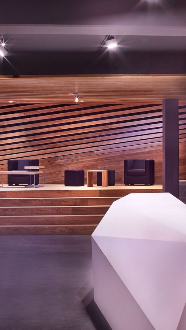 Innenraum der Vinothek Weinkorb Remstal mit kubistischer Corian-Theke als zentralem Blickfang Innenraum der Vinothek Weinkorb Remstal mit kubistischer Corian-Theke als zentralem Blickfang