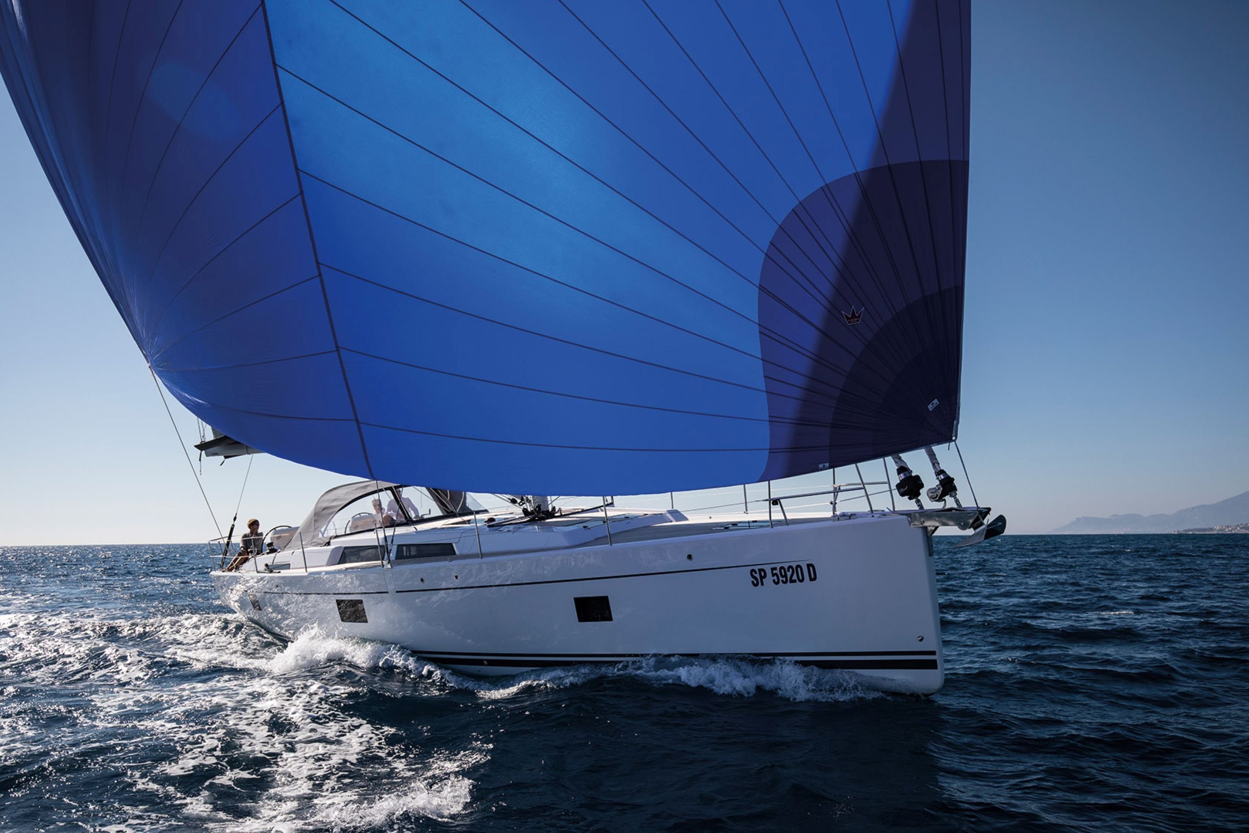 luxus-segelyacht-mit-blauem-segel