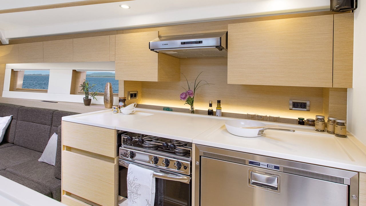 Moderne-Pantrykueche-auf-HanseYacht-mit-heller-Corian-Arbeitsplatte-und-holzverkleidung