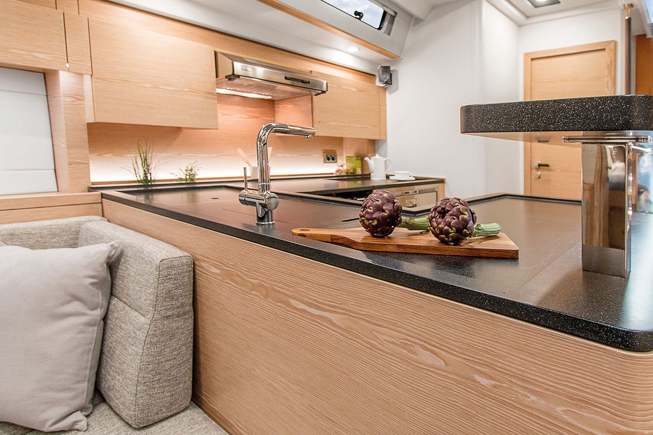 Pantrykueche-auf-HanseYacht-mit-Corian-Arbeitsflaeche-und-modernem-Design-von-Hasenkopf