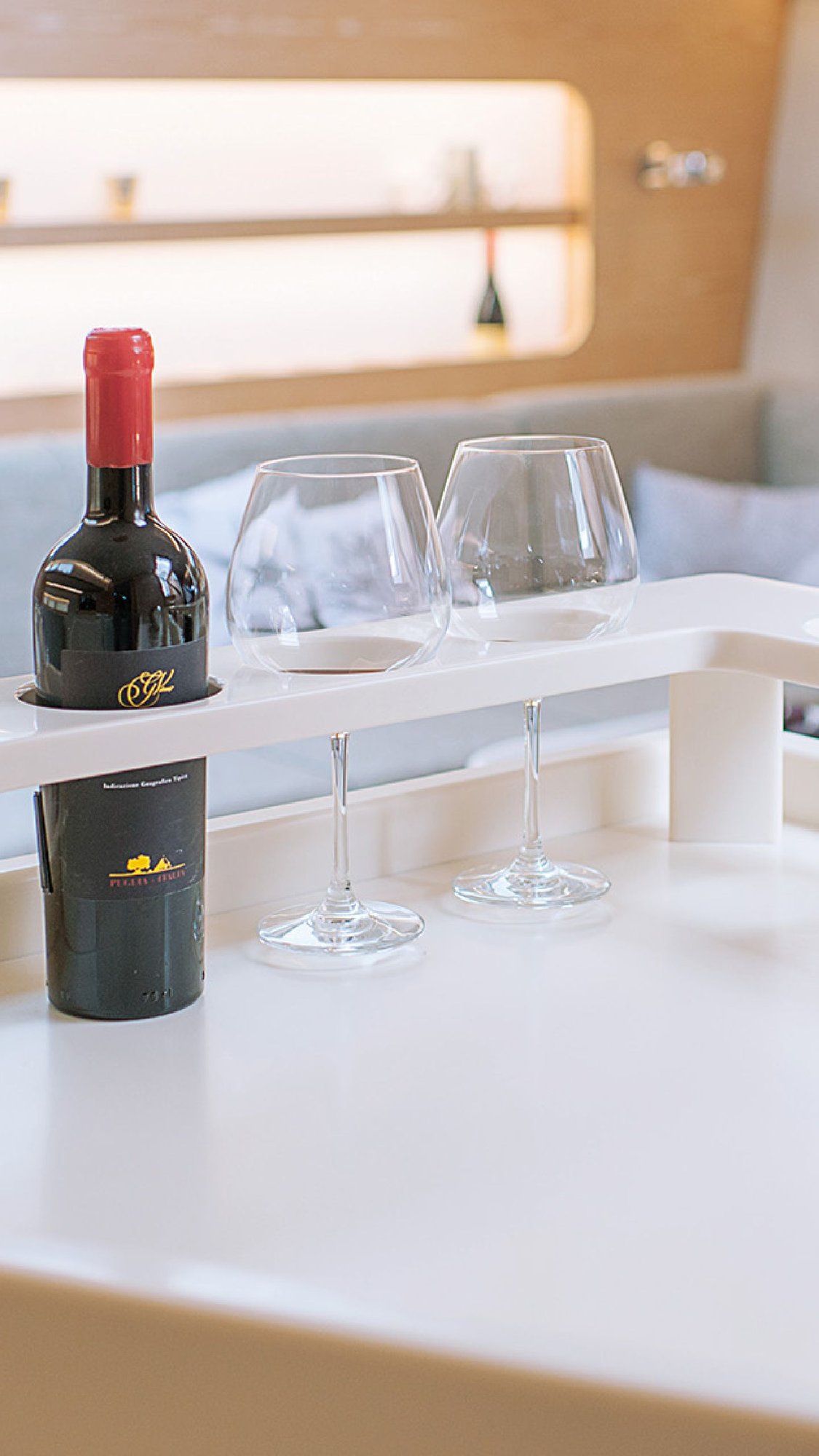 Weinflasche-und-Weingläser-in-weisser-Corian-Halterung-auf-HanseYacht Weinflasche-und-Weingläser-in-weisser-Corian-Halterung-auf-HanseYacht