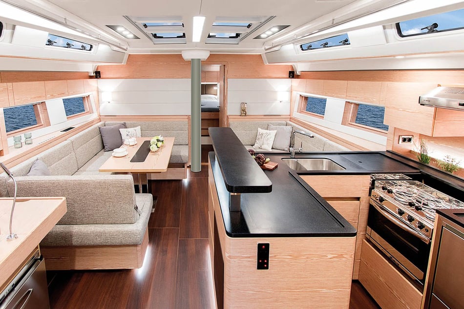 Hasenkopf-Projekte-Hanse-Yacht-Inneraum-Ausbau-mit-Arbeitsfaeche-aus-Mineralwerkstoff