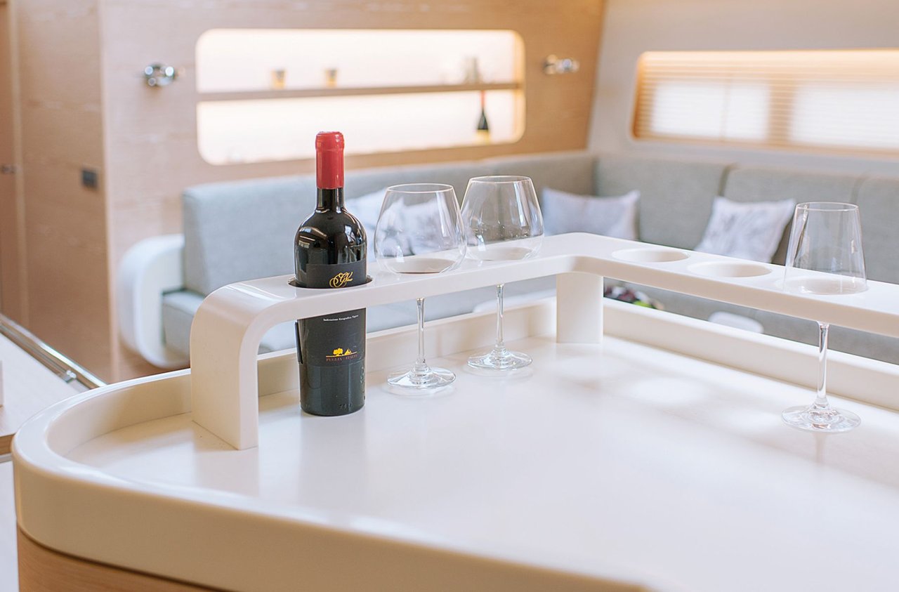 Hasenkopf-Projekte-Hanse-Yachts-Solid-Surface-Cup-Holder-aus-Mineralwerkstoff