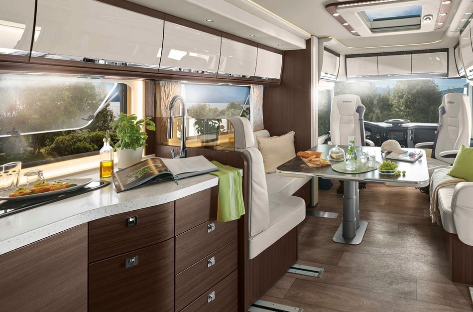 Hasenkopf-Projekte-MORELO-Innenausbau-Camper-mit-Mineralwerkstoff-Arbeitsplatte-Tisch