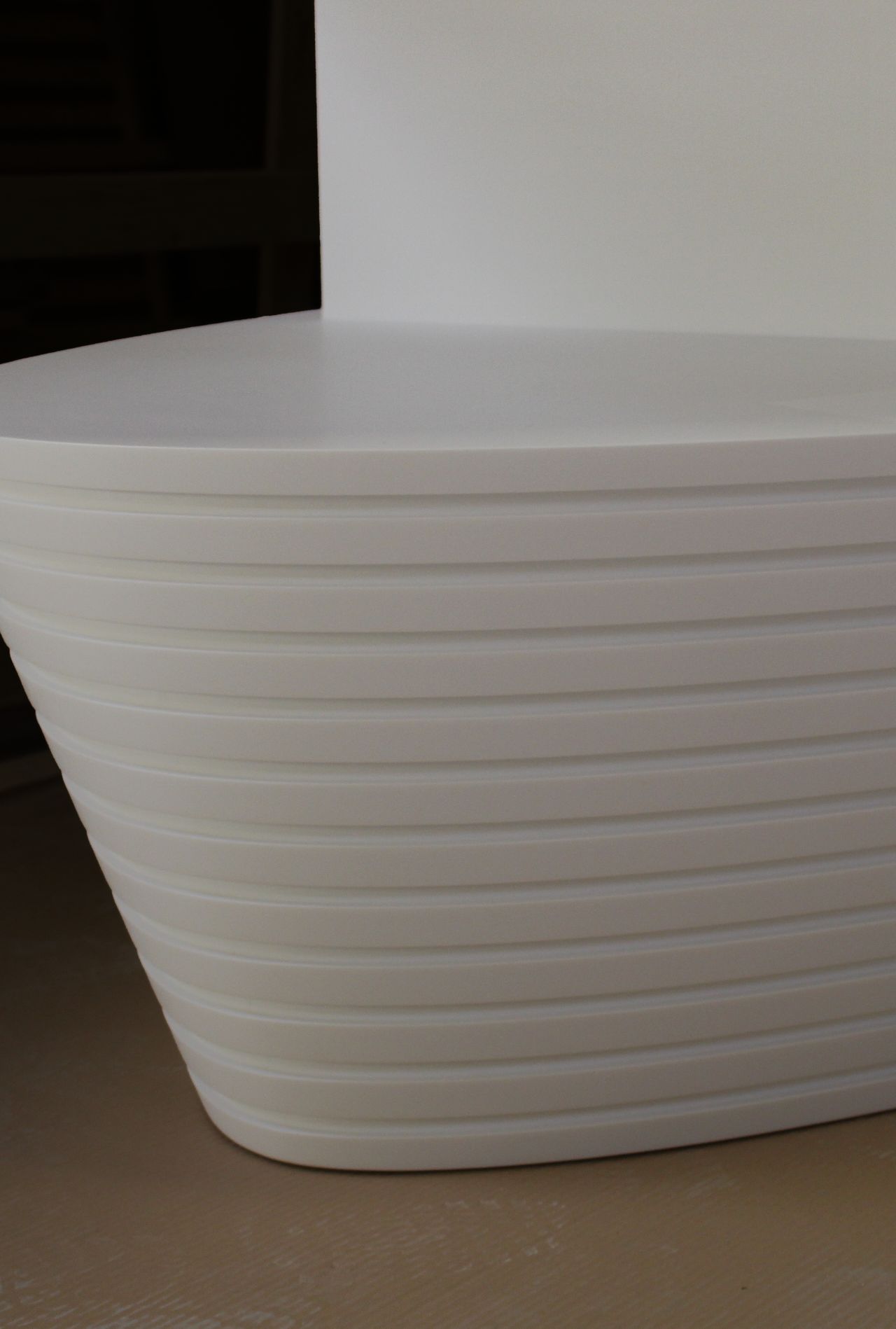 Detailaufnahme-von-runder-Thekenfront-aus-weissem-Mineralwerkstoff