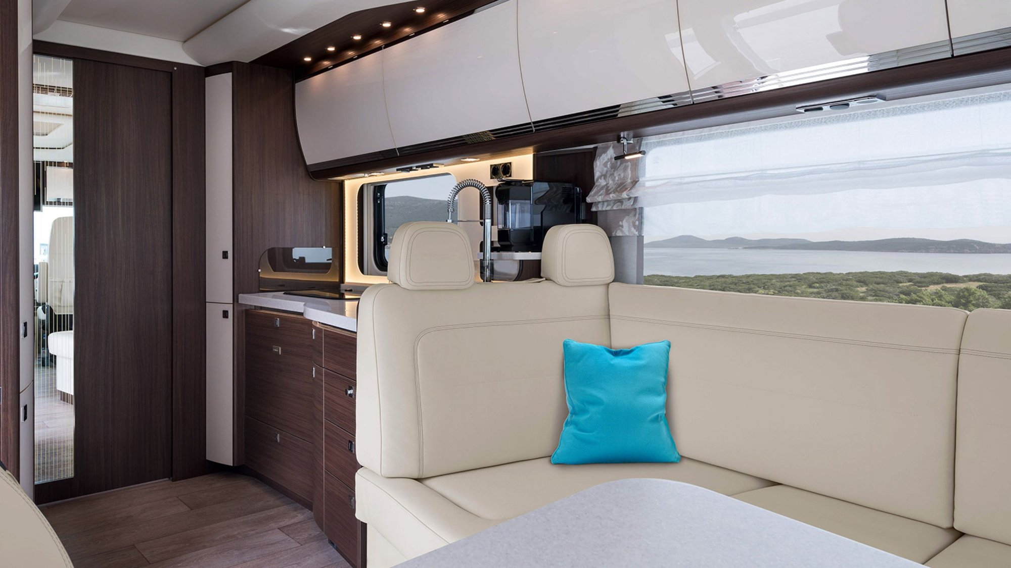 Luxus-Reisemobil-Innenraum-mit-Kueche-und-Sitzbank-aus-Mineralwerkstoff-von-Hasenkopf