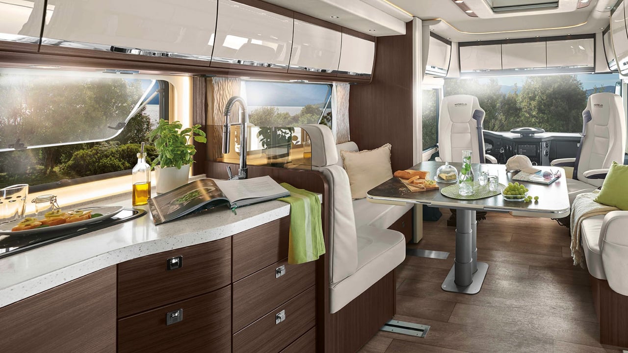 Luxus-Reisemobil-Küche-mit-Mineralwerkstoff-Arbeitsplatte-von-Hasenkopf