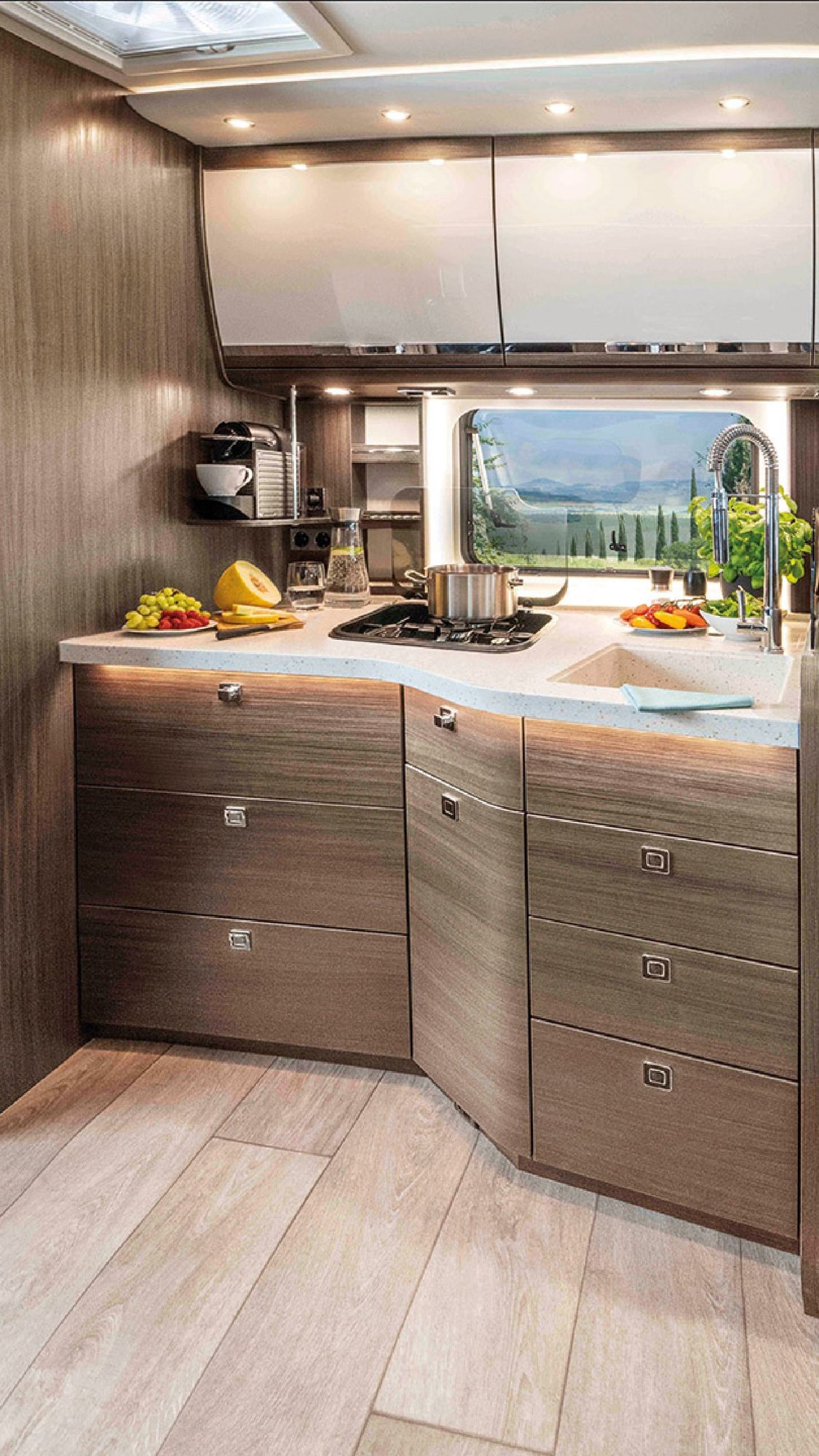 Luxus-Reisemobil-Kueche-mit-Mineralwerkstoff-Arbeitsplatte-und-Spuele-von-Hasenkopf