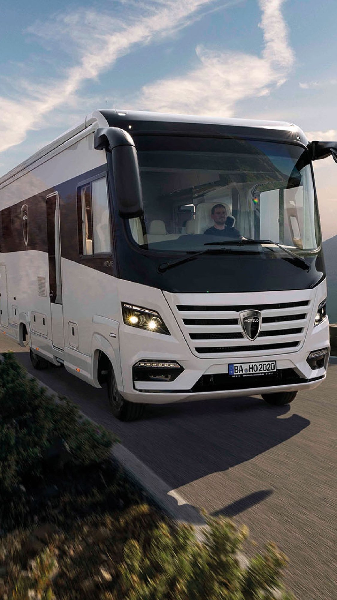 Luxus-Reisemobil-MORELO-auf-Landstrasse-mit-modernem-Design-und-Komfortausstattung