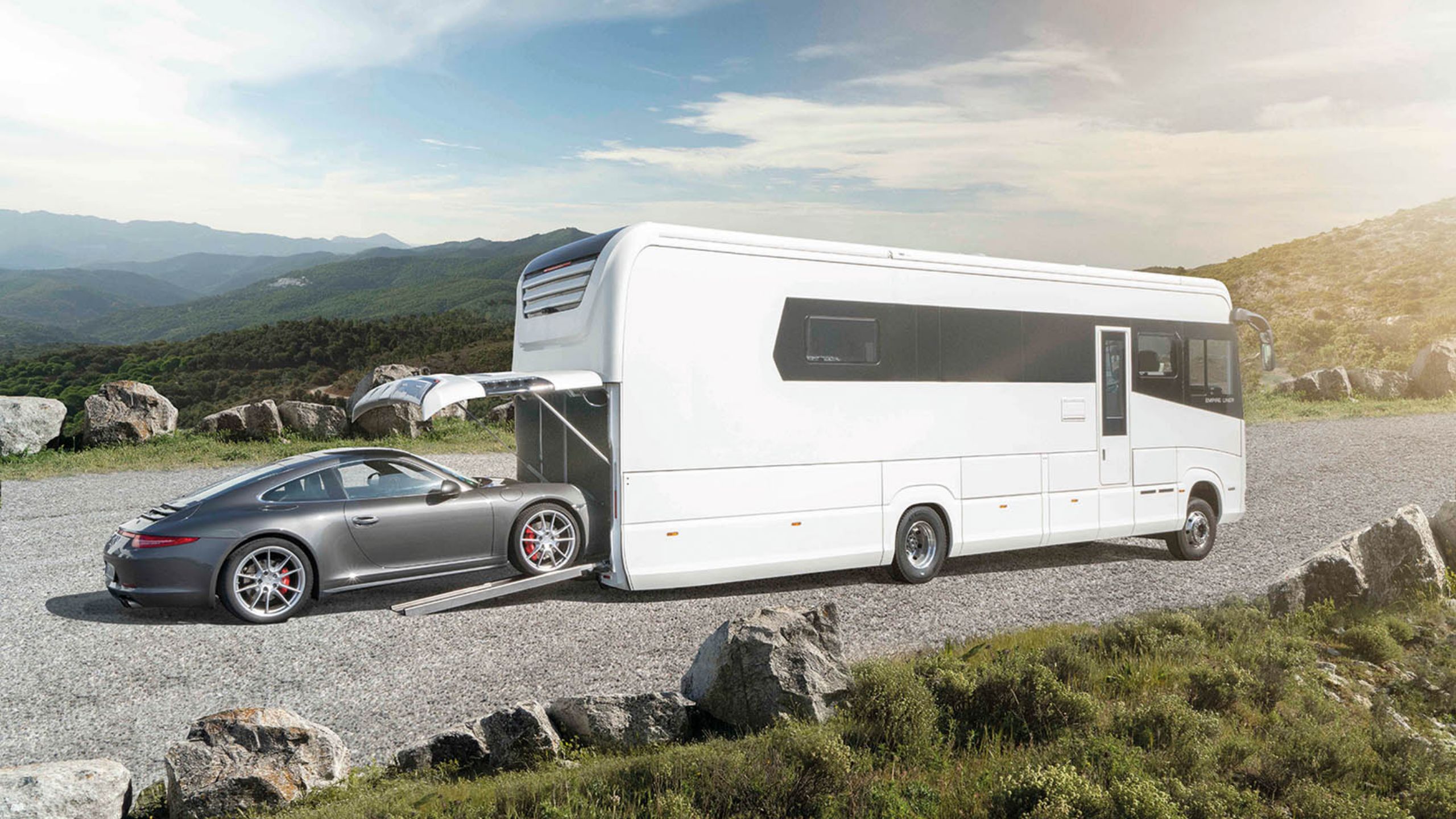 morelo-caravan-transportiert-einen-911-porsche-carrera