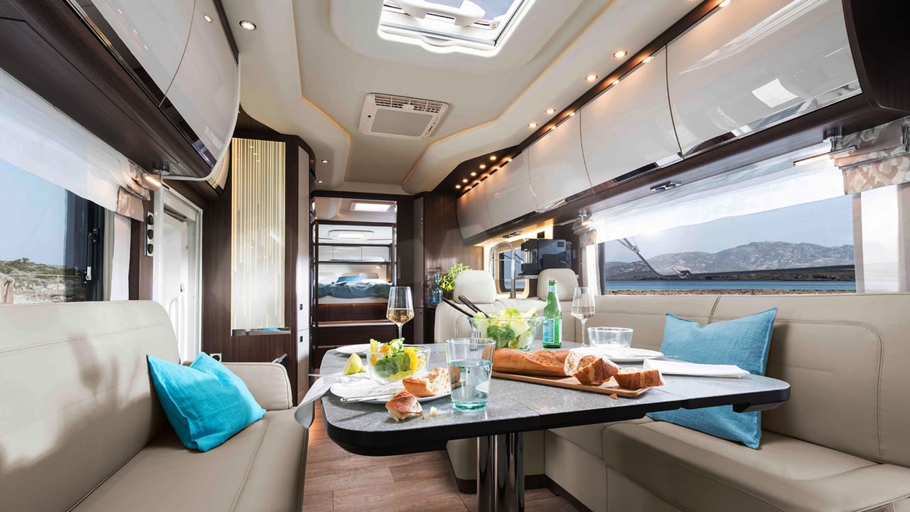 Luxus-Reisemobil-Wohnbereich-mit-Essplatz-und-Mineralwerkstoff-Tischplatte-von-Hasenkopf