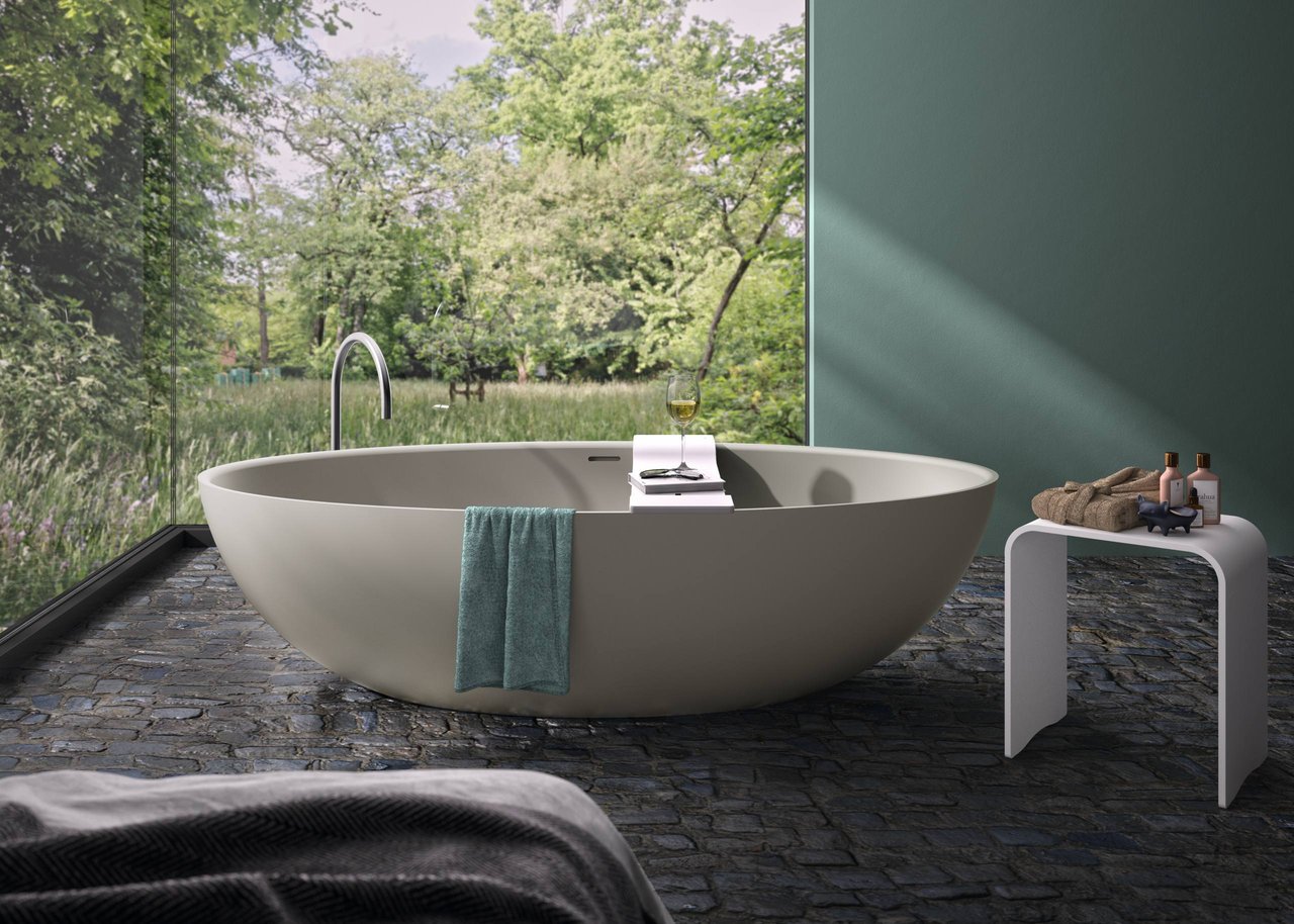 freistehende-badewanne-in-grau-aus-mineralwerkstoff-mit-beistellhocker