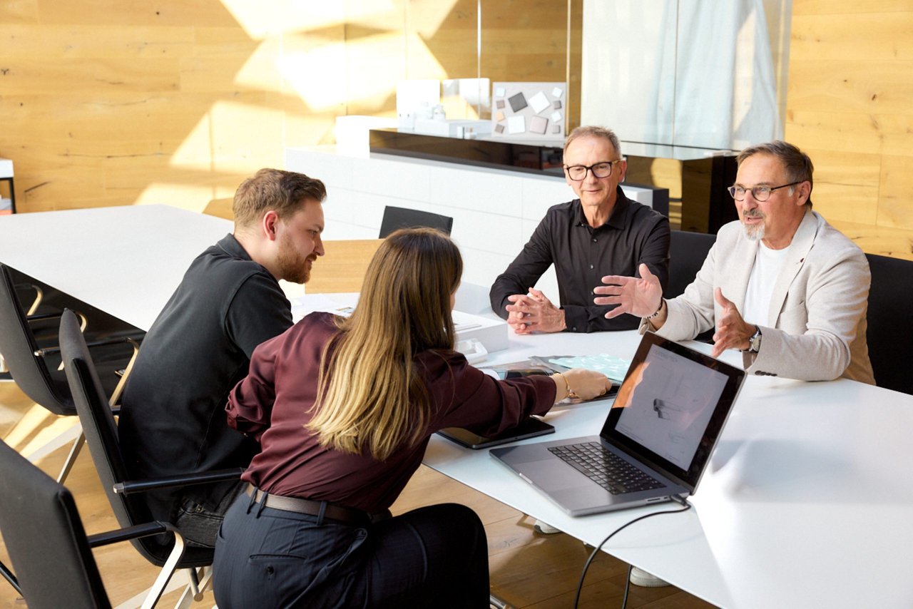 Hasenkopf-meeting-raum-mit-vier-personen