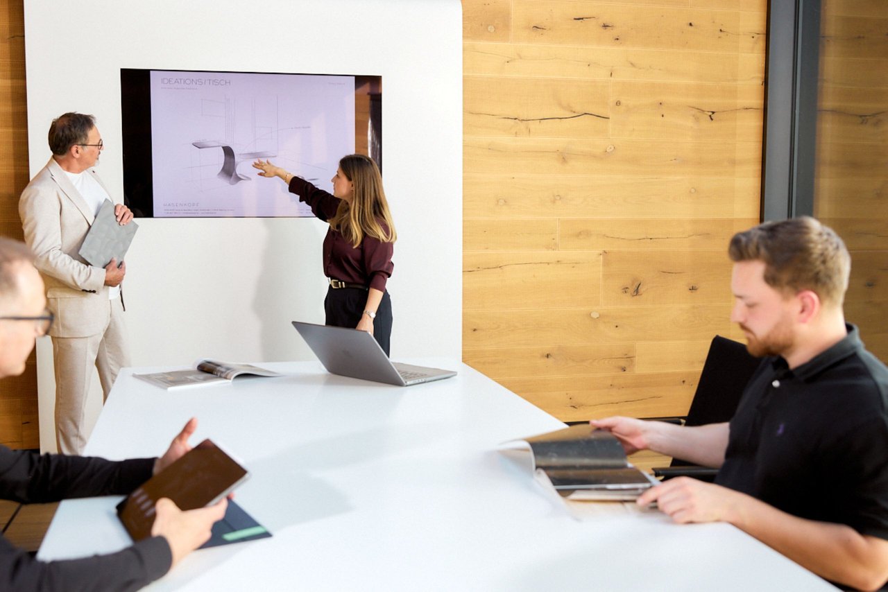 Projektberatungsteam-von-Hasenkopf-bei-Besprechung-im-Konferenzraum