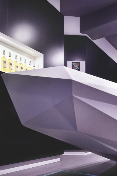 Polygonale-Theke-aus-weißem-Mineralwerkstoff-Projekt-Weinkorb-Remstal