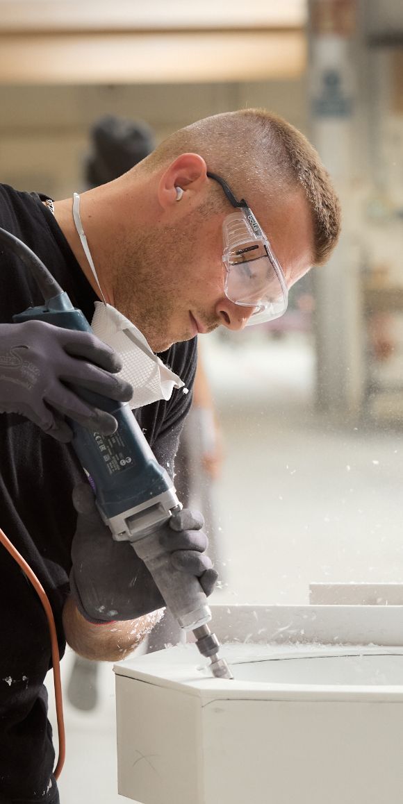 Mitarbeiter-beim-fraeßen-einer-Mineralwerkstofffläche