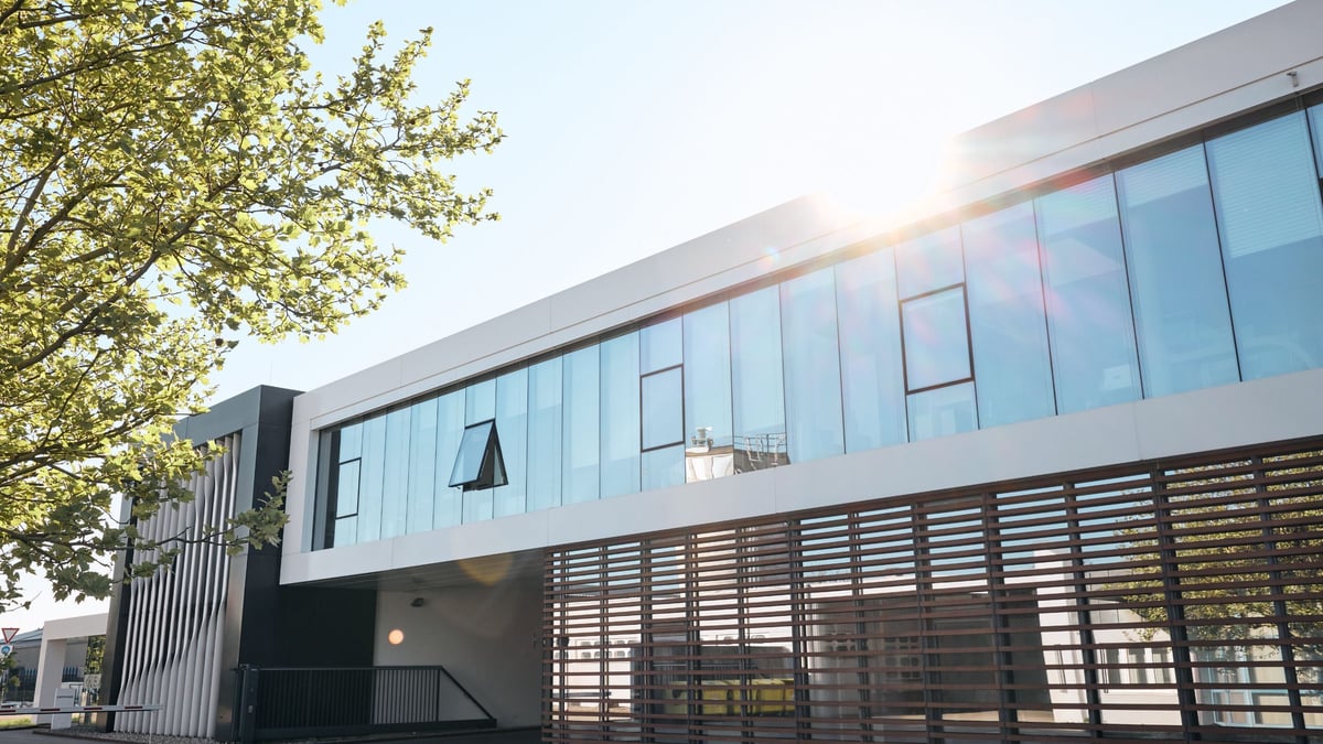 Aussenaufnahme-des-Hasenkopf-Bueros-mit-grosser-Fensterfront