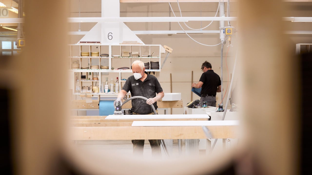 Mitarbeiter-im-Hasenkopf-Werk-bei-der-Praezisionsarbeit-an-einer-CNC-Maschine-mit-Corian-Material