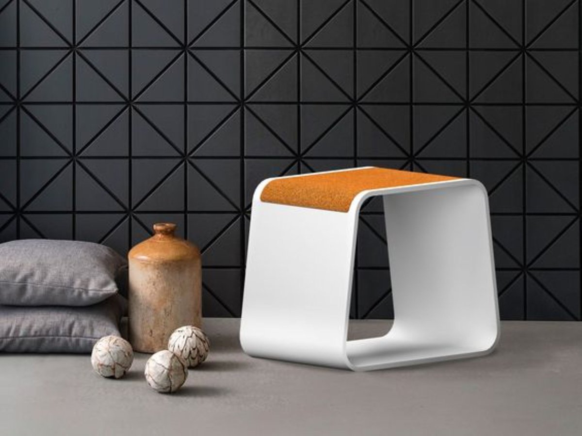 weißer-gebogener-Badezimmerhocker