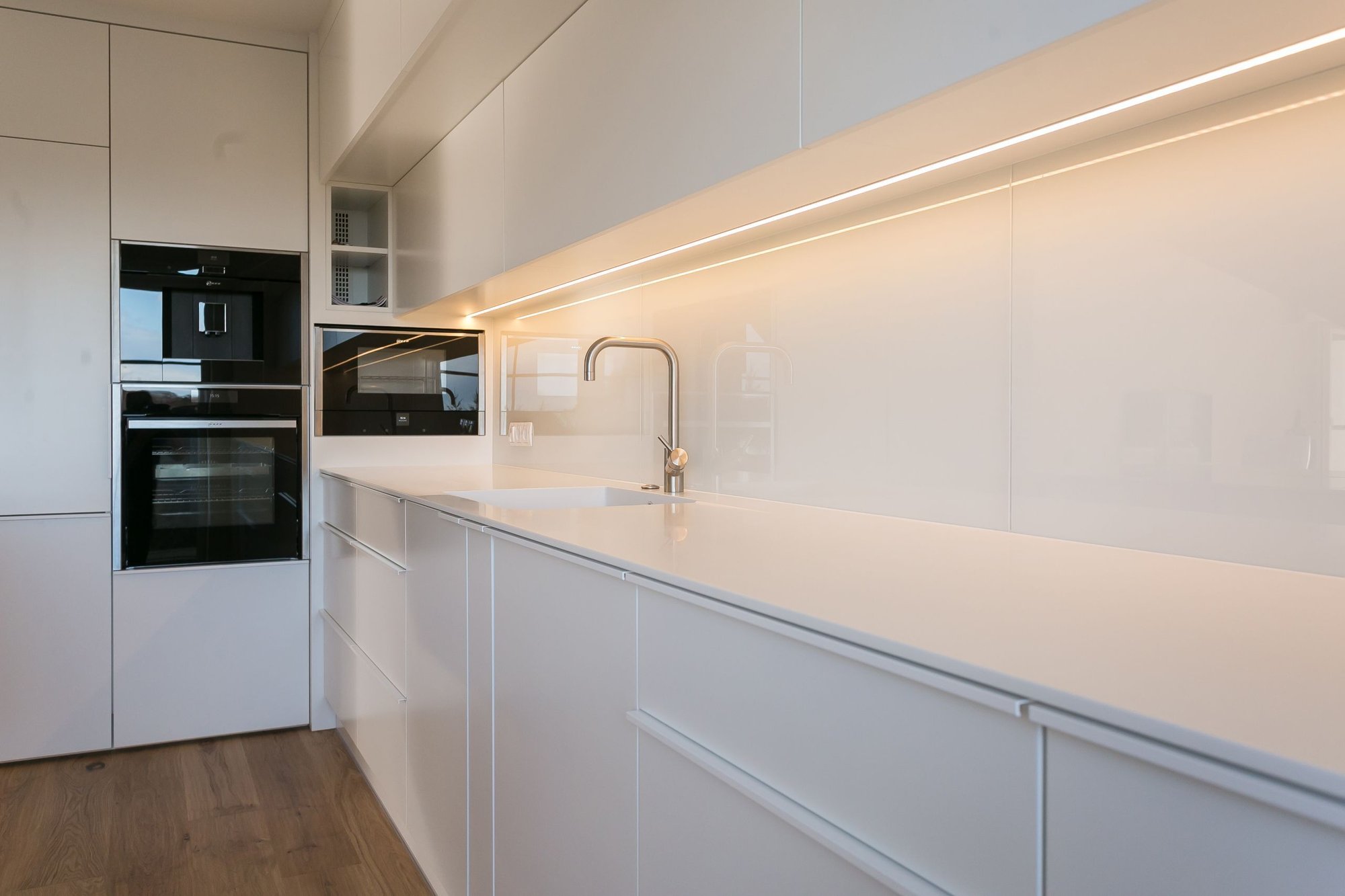 solid-surface-kitchen-fronts-and-ccountertop-white-with-handleless-design